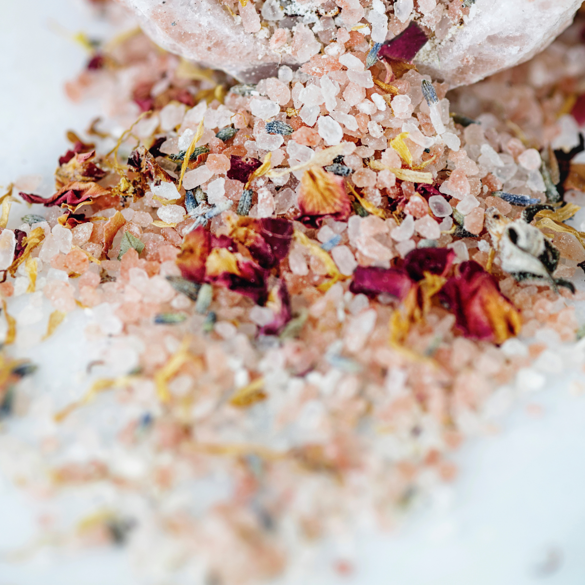 Lucshe Milk Bath 4 Enriched with Chondrus Crispus, this luxurious milk bath provides a deeply hydrating experience, replenishing moisture and promoting a radiant glow.